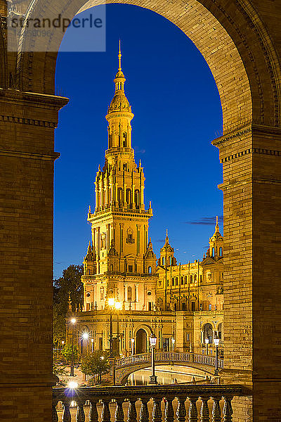 Beleuchteter Nordturm an der Plaza de Espana in der Abenddämmerung  Sevilla  Andalusien  Spanien