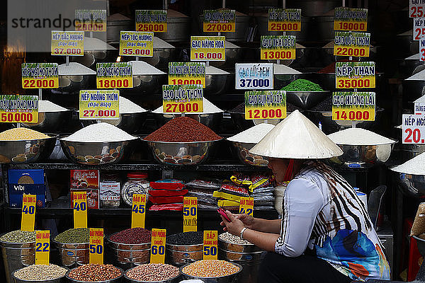 Vietnamesische Frau auf dem Markt  Trockenfutterstand  Ho-Chi-Minh-Stadt  Vietnam  Indochina  Südostasien