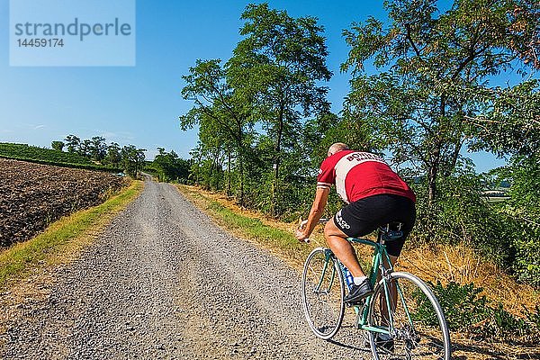 Auf den Straßen von Fausto Coppi  der Blick von der Rampina  weiße Straße des Radrennens La Mitica  von Villaromagnano nach Costa Vescovado  Gebiet Tortona  Alessandria  Piemont  Italien