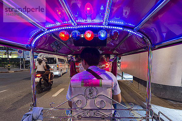 Tuk Tuk auf der Sukhumvit Road in der Innenstadt von Bangkok  Thailand  Südostasien
