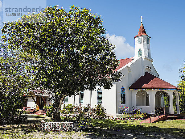Aus Korallen gebaute Kirche in der kleinen Stadt Rotoava auf dem Fakarava-Atoll  Tuamotus  Französisch-Polynesien  Südpazifik