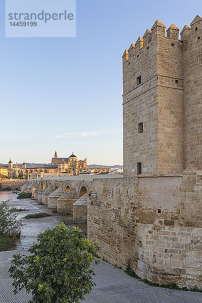 Calahorra-Turm  UNESCO-Weltkulturerbe  mit Blick auf die Moschee-Kathedrale  Cordoba  Andalusien  Spanien