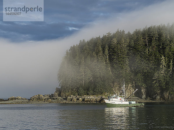 Das Fischerboot Steller ankert im Nebel bei George Island  Cross Sound  Südost-Alaska  USA