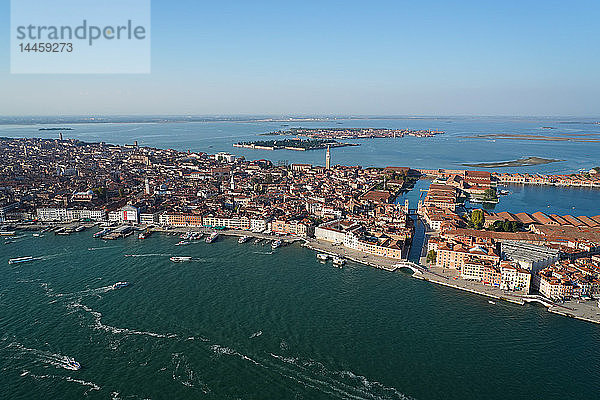Blick auf Venedig aus dem Hubschrauber  Lagune von Venedig  UNESCO-Weltkulturerbe  Venetien  Italien