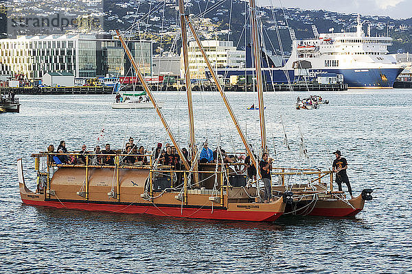 Waka mit zwei Rümpfen bei der Waka Odyssey 2018 am Hafen von Wellington  Neuseeland  Ozeanien