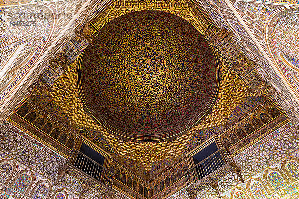 Decke im Saal der Botschafter in den Königlichen Alcazaren  UNESCO-Weltkulturerbe  Sevilla  Andalusien  Spanien