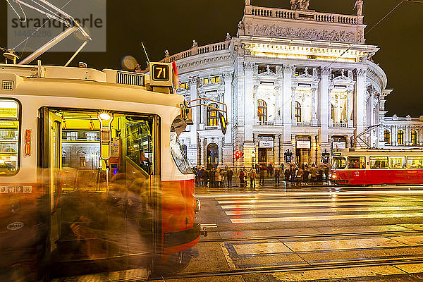 Blick auf das Burgtheater und die Straßenbahnen bei Nacht auf dem Rathausplatz  Wien  Österreich