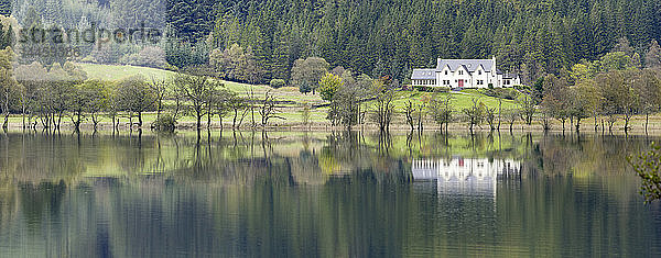 Weißes Haus mit Blick auf Loch Chon  Loch Lomond and The Trossachs National Park  Stirlingshire  Schottland  Vereinigtes Königreich