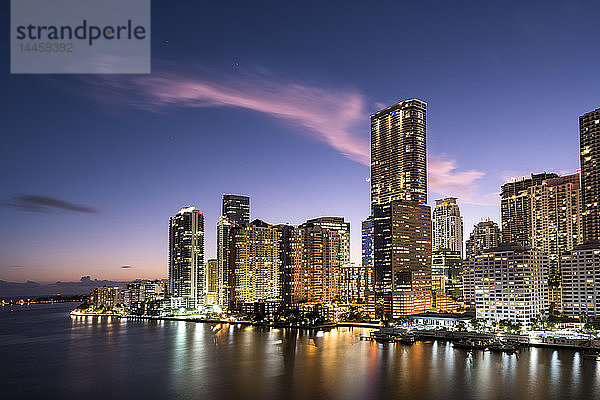 Brickell Key und Downtown Miami Skyline bei Nacht  Florida  Vereinigte Staaten von Amerika