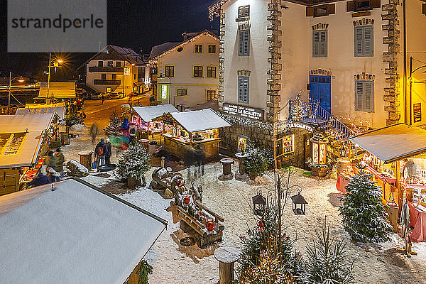 Blick auf den Weihnachtsmarkt in der Abenddämmerung in Campitello di Fassa  Val di Fassa  Trentino  Italien