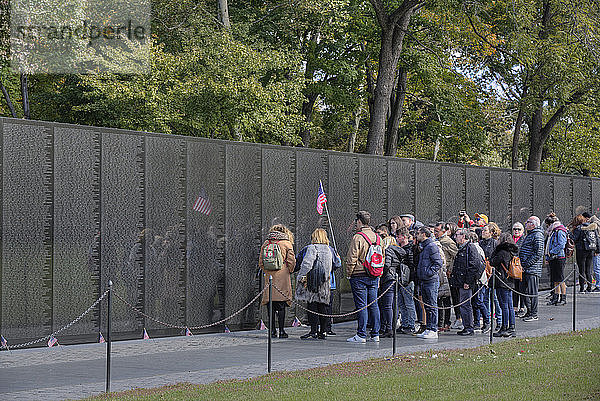 Menschen an der Mauer  Vietnam-Veteranen-Denkmal  Washington D.C.  Vereinigte Staaten von Amerika  Nordamerika