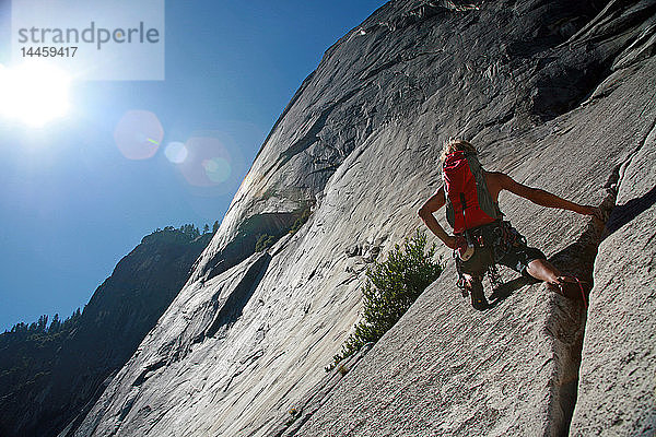 Felskletterer in Aktion im Yosemite Valley  Kalifornien  Vereinigte Staaten von Amerika  Nordamerika