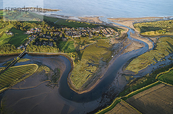 Luftaufnahme der gewundenen Mündung des Flusses Aln  Alnmouth  Northumberland  England  Vereinigtes Königreich