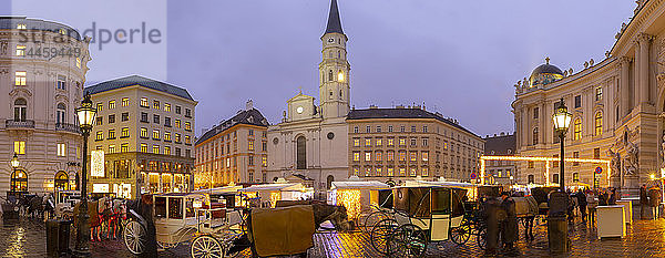 Weihnachtsmarktstände und die katholische Kirche St. Michael am Michaelerplatz  Wien  Österreich