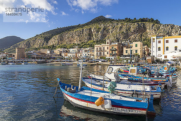 Bunte Boote vor Anker im Hafen von Mondello mit Blick auf den Monte Gallo im Hintergrund  Palermo  Sizilien  Italien