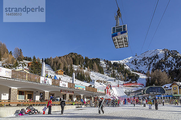 Seilbahn und Skidorf Pecol im Winter  Canazei  Val di Fassa  Trentino  Italien