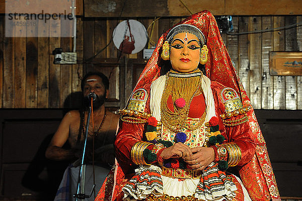 Zeitgenössische Darstellerin in einem Kathakali-Tanz  der Volksmythologien aus den Hindu-Epen darstellt  Nilambur  Kerala  Indien