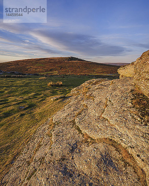 Erstes Sonnenlicht auf Granit am Gipfel des Saddle Tor mit Blick auf Rippon Tor  Dartmoor National Park  Bovey Tracey  Devon  England  Vereinigtes Königreich