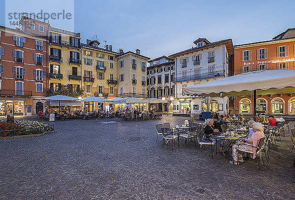 Restaurants im Freien auf der Piazza Daniele Ranzoni in der Abenddämmerung  Intra  Verbania  Provinz Verbano-Cusio-Ossola  Lago Maggiore  Italienische Seen  Italien
