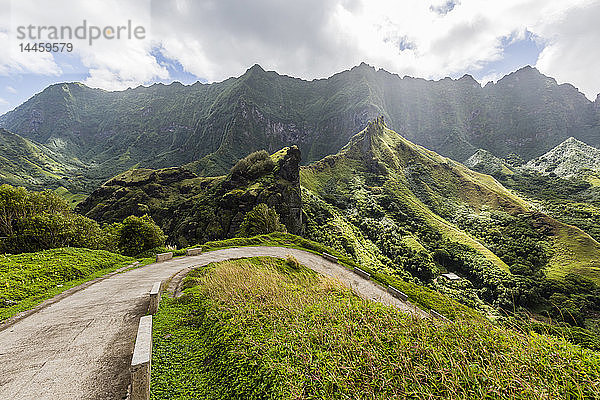 Kurvenreiche Bergstraße von der Stadt Hanavave  Fatu Hiva  Marquesas  Französisch-Polynesien  Südpazifik