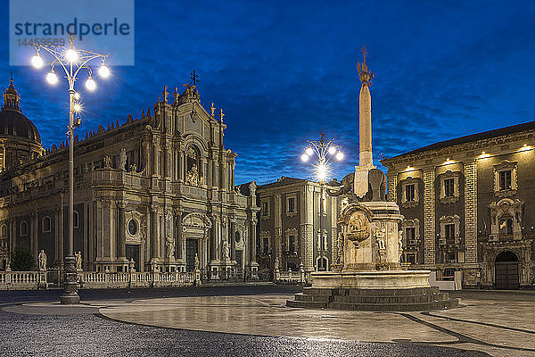 Die beleuchtete Kathedrale während der blauen Stunde  Catania  Sizilien  Italien