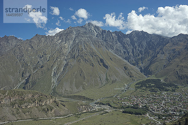 Blick auf die Berge in der Nähe der Dreifaltigkeitskirche von Gergeti am Fluss Chkheri  unter dem Berg Kazbegi auf einer Höhe von 2170 Metern im Kaukasus  Georgien  Zentralasien