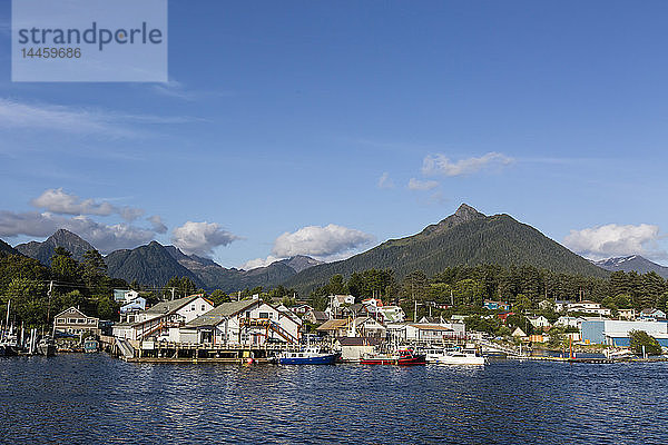 Ein Blick auf die kommerziellen Fischerei-Docks und das Hafenviertel in Sitka  Baranof Island  Südost-Alaska  USA