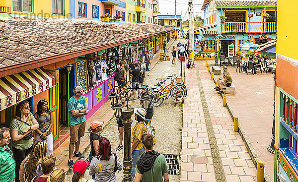 Eine bunte Straßenszene in Guatape  Kolumbien  Südamerika