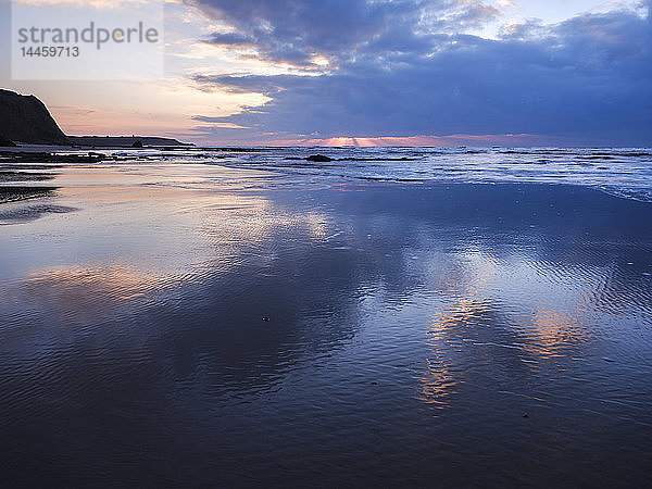Sonnenstrahlen und Wolkenreflexionen am Strand von Orcombe Point  Exmouth  Devon  England  Vereinigtes Königreich