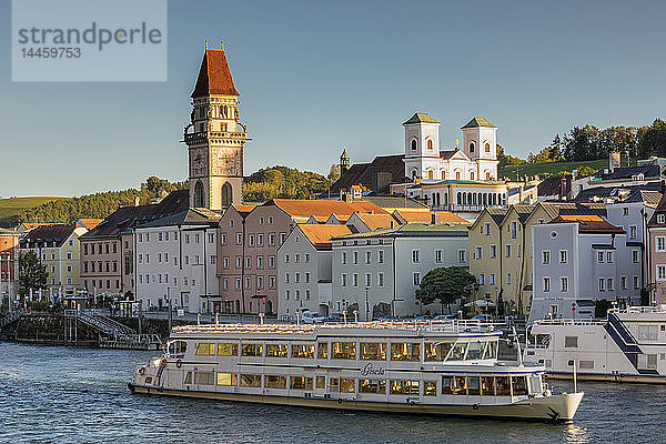 Boot auf der Donau  Rathaus und Kirche in Passau  Bayern  Deutschland