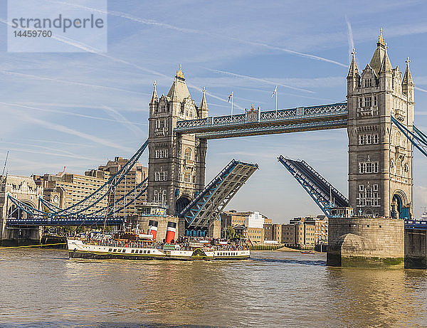 Tower Bridge wird angehoben  London  England  Vereinigtes Königreich