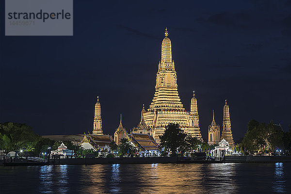 Wat Arun (Tempel der Morgenröte) in der Dämmerung in Bangkok  Thailand  Südostasien