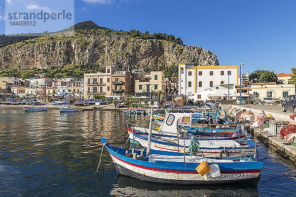 Bunte Boote vor Anker im Hafen von Mondello mit Blick auf den Monte Gallo im Hintergrund  Palermo  Sizilien  Italien