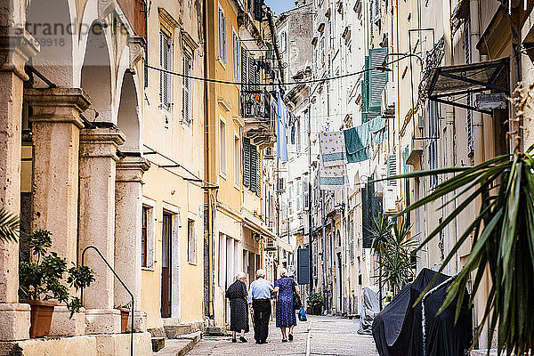 Menschen  die durch eine Gasse in der Altstadt von Korfu gehen  Insel Korfu  Ionische Inseln  Griechenland