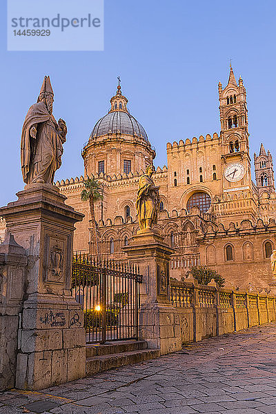 Die Kathedrale von Palermo (UNESCO-Weltkulturerbe) in der Morgendämmerung  Palermo  Sizilien  Italien