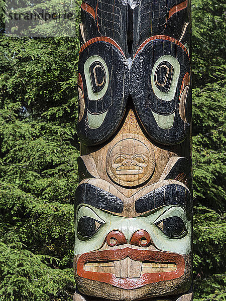Detail eines Totempfahls  ausgestellt im Sitka National Historical Park in Sitka  Baranof Island  Südost-Alaska  USA