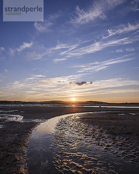 Blick auf die untergehende Sonne über die Mündung des Exe in Richtung Starcross von Exmouth  Devon  England  Vereinigtes Königreich