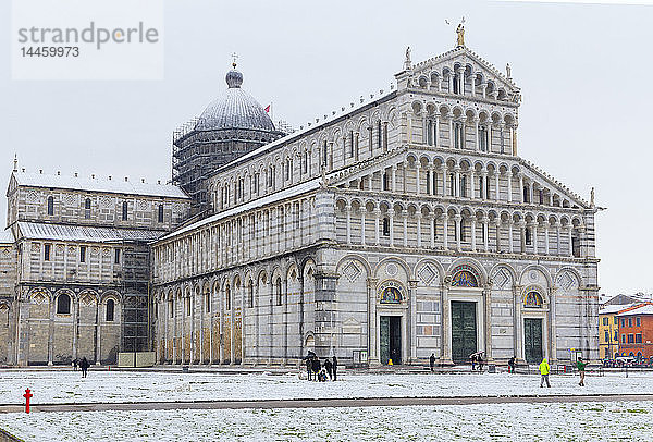 Der Dom von Pisa an einem verschneiten Tag  UNESCO-Weltkulturerbe  Pisa  Toskana  Italien