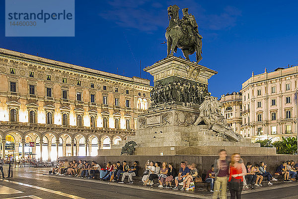 Blick auf die Statue von Vittorio Emanuele II auf der Piazza Del Duomo in der Abenddämmerung  Mailand  Lombardei  Italien
