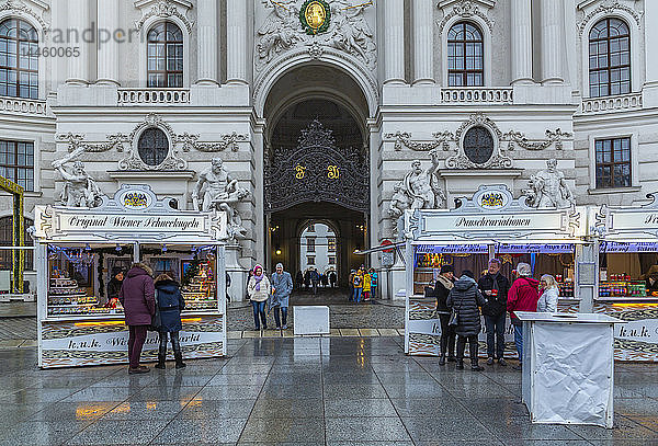 Einkäufer an Weihnachtsmarktständen am Michaelerplatz  Wien  Österreich