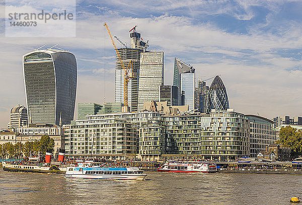 Die Skyline der Stadt London von der Themse aus  London  England  Vereinigtes Königreich