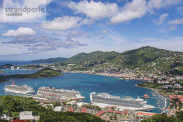Schiffe am Kreuzfahrtterminal in Charlotte Amalie  St. Thomas  US Virgin Islands  Karibik