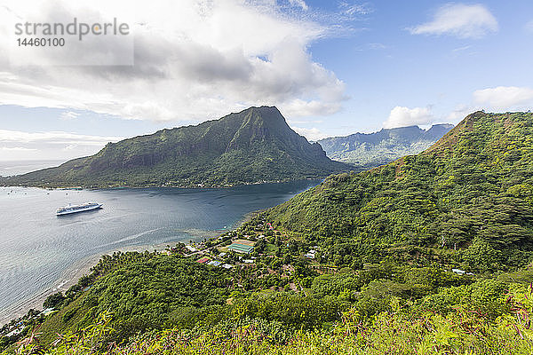 Blick auf die Opunohu-Bucht von Moorea  Gesellschaftsinseln  Französisch-Polynesien  Südpazifik