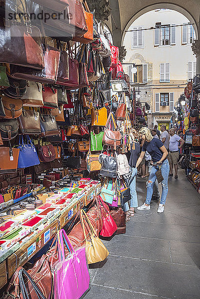Handtaschenstand auf dem Markt Mercato Nuovo in Florenz  Toskana  Italien