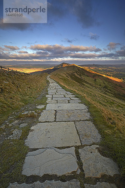 Blick entlang des Great Ridge Path in Richtung Lose Hill  Peak District National Park  Derbyshire  England
