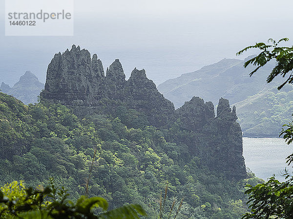 Die zerklüftete Küstenlinie der Insel Nuku Hiva  Marquesas  Französisch-Polynesien  Südpazifik