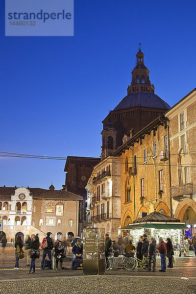 Piazza Vittoria  Dom von Pavia  Pavia  Lombardei  Italien