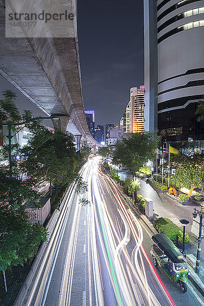 Blick auf erhöhte Skytrain-Gleise und Ampelspuren auf der Sukhumvit Road in der Innenstadt von Bangkok  Thailand  Südostasien
