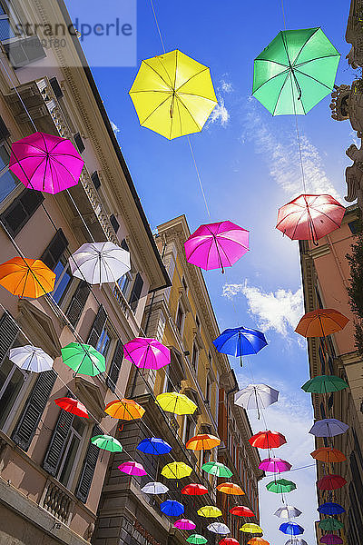 Leuchtend bunte schwimmende Regenschirme  Genua  Ligurien  Italien