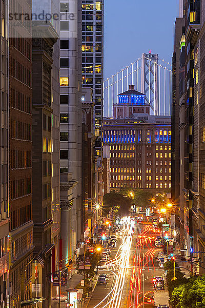 Blick auf die California Street und die Oakland Bay Bridge in der Abenddämmerung  San Francisco  Kalifornien  Vereinigte Staaten von Amerika  Nordamerika